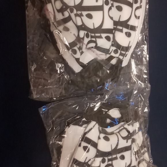 2 face masks - Picture 1 of 3